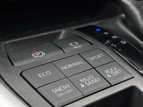 Used 2022 Toyota RAV4 XLE image 38