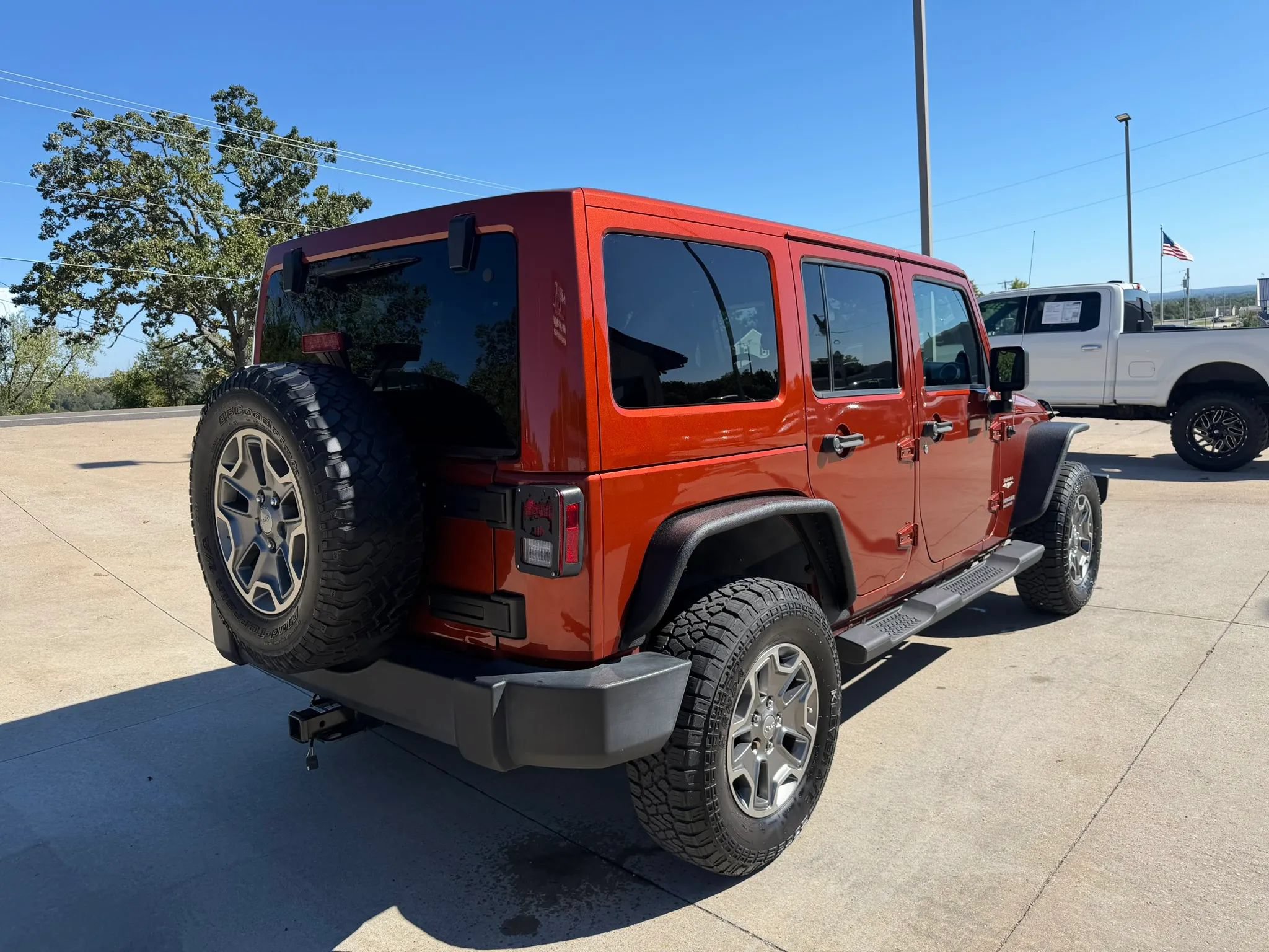 Used 2014 Jeep Wrangler Unlimited Sahara w/ Connectivity Group AWD/4WD image 9