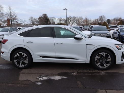 Used 2022 Audi e-tron Premium Plus w/ Premium Plus Package image 4