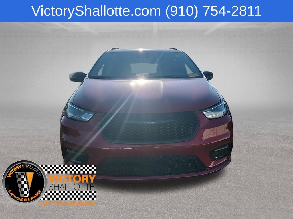Used 2025 Chrysler Pacifica Limited FWD image 3