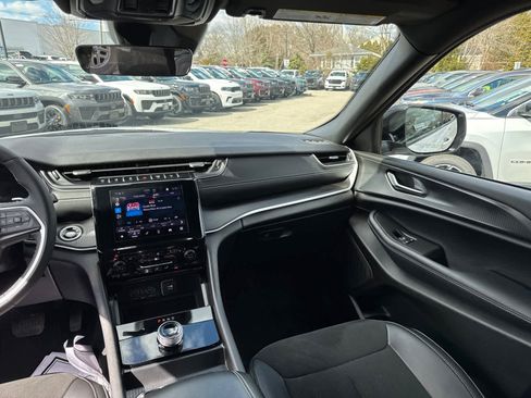 Used 2025 Jeep Grand Cherokee Altitude image 32