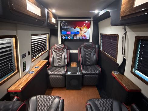 Used 2021 Mercedes-Benz Sprinter 2500 w/ Windows All Around Package image 27