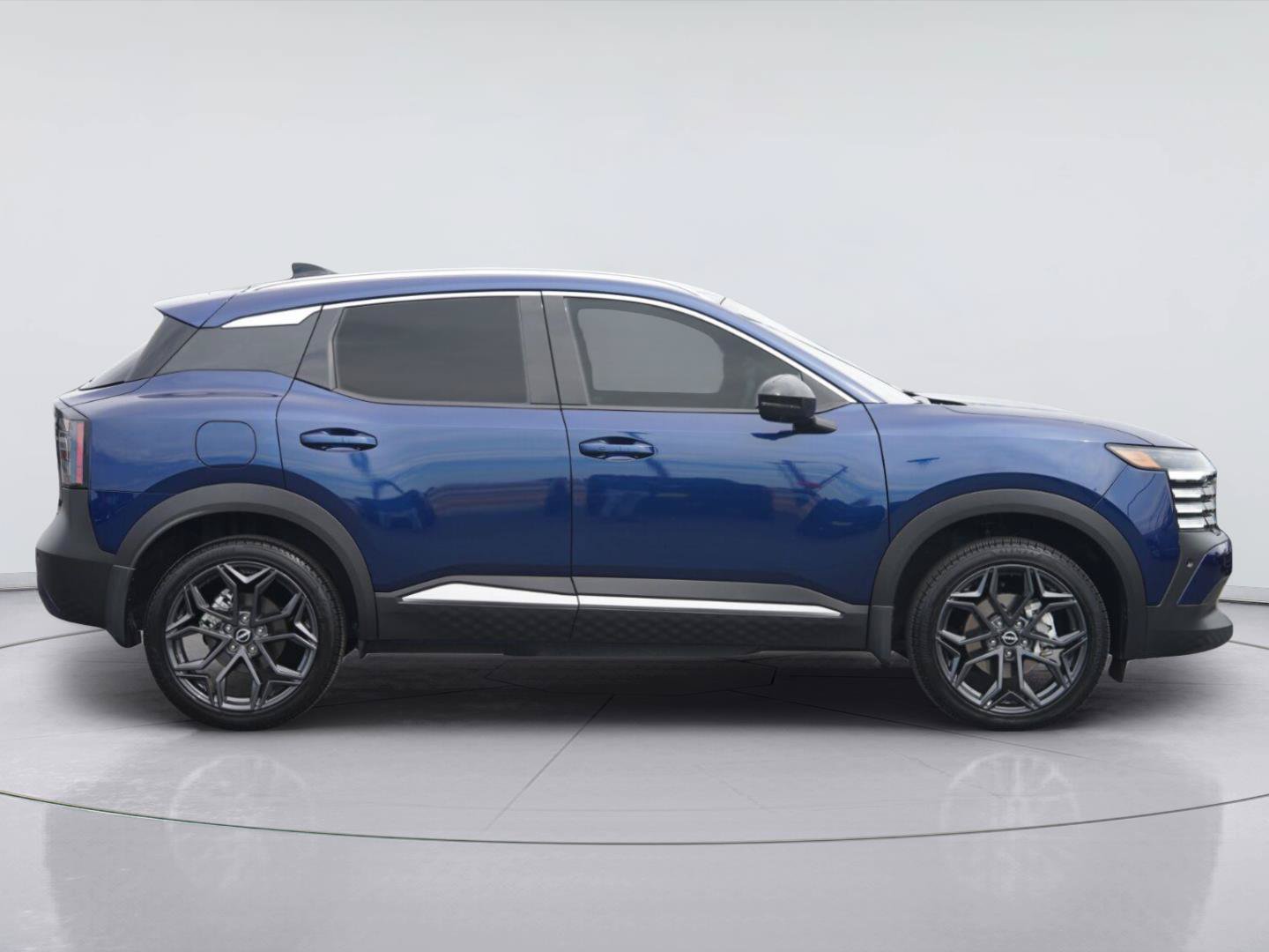 Used 2026 Nissan Kicks SR w/ SR Premium Package FWD image 5