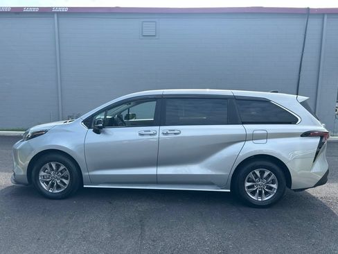 Used 2024 Toyota Sienna LE FWD image 8