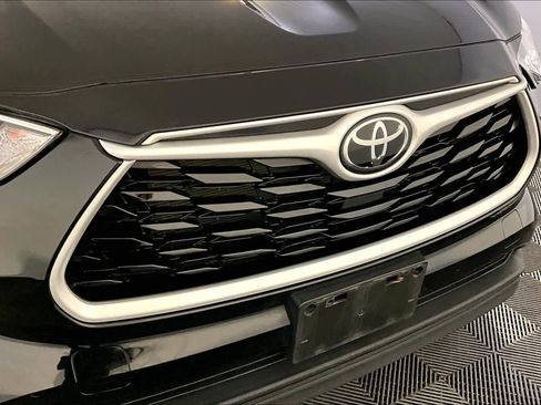 Used 2022 Toyota Highlander XLE AWD/4WD image 32