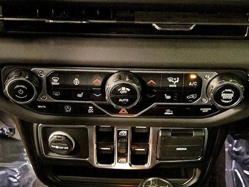 Used 2025 Jeep Wrangler Sahara AWD/4WD image 34