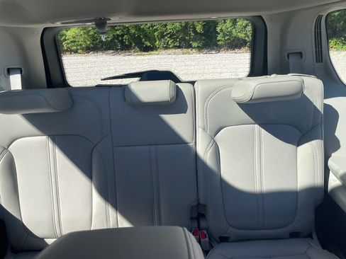 Used 2023 Jeep Wagoneer 4WD w/ Premium Group I image 20