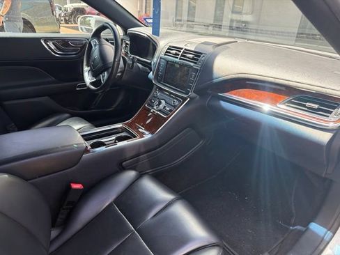 Used 2019 Lincoln Continental Premiere FWD image 4