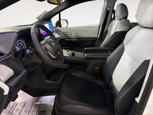 New 2026 Toyota Sienna XSE FWD image 11