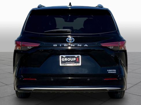 Used 2021 Toyota Sienna Limited image 5