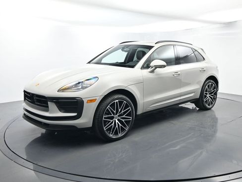 Certified 2025 Porsche Macan image 1