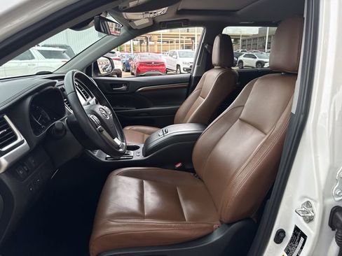 Used 2019 Toyota Highlander Limited FWD image 28