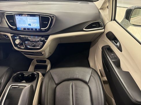 Used 2024 Chrysler Pacifica Touring-L FWD image 27