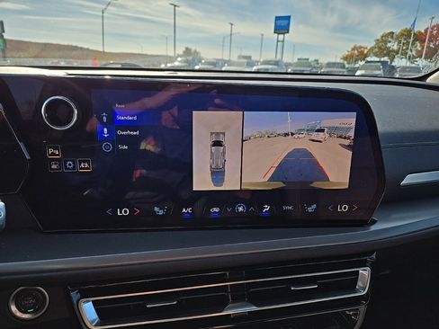 Used 2024 Chevrolet Traverse LT image 28