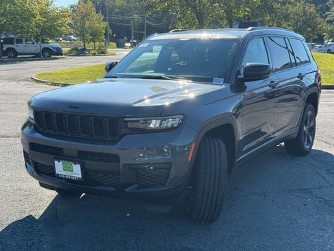 New 2025 Jeep Grand Cherokee L Laredo image 3