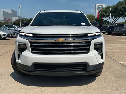 Used 2025 Chevrolet Traverse LT FWD image 3