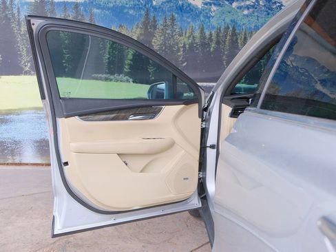 Used 2019 Cadillac XT5 FWD image 11