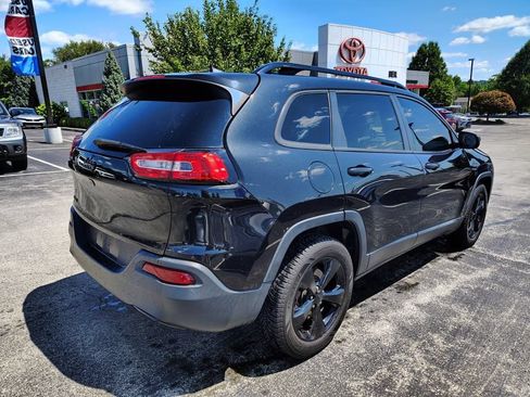 Used 2016 Jeep Cherokee Latitude w/ Cold Weather Group AWD/4WD image 4