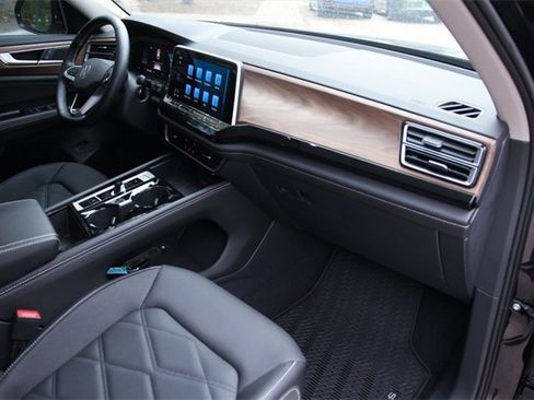 Certified 2025 Volkswagen Atlas SE image 24