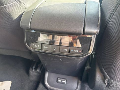 Used 2025 Toyota Highlander LE FWD image 24