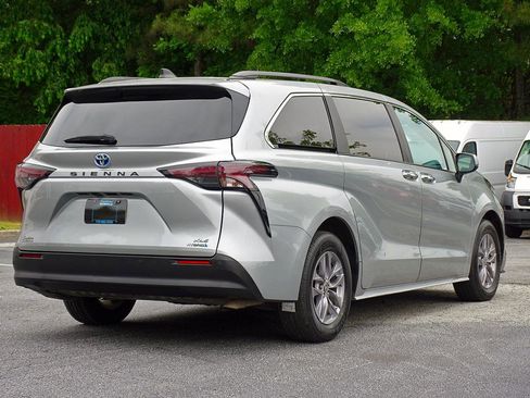 Used 2024 Toyota Sienna XLE FWD image 9