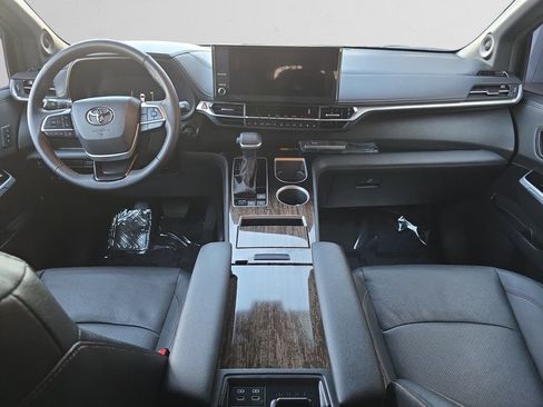 Used 2025 Toyota Sienna Limited image 11