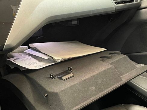 Used 2021 Audi e-tron Premium Plus w/ Premium Plus Package image 46