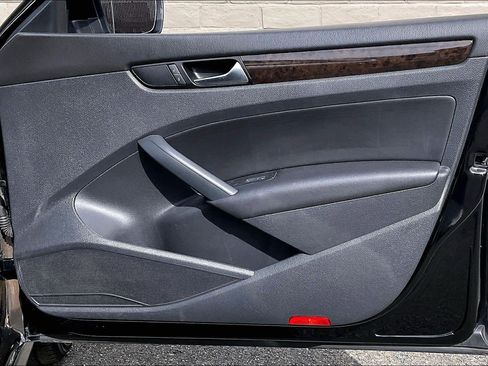 Used 2015 Volkswagen Passat TDI SEL Premium image 23