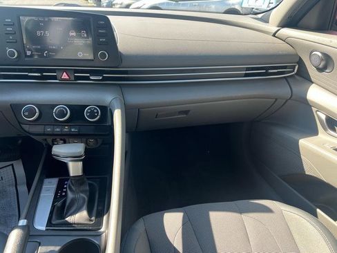 Used 2021 Hyundai Elantra SE FWD image 10