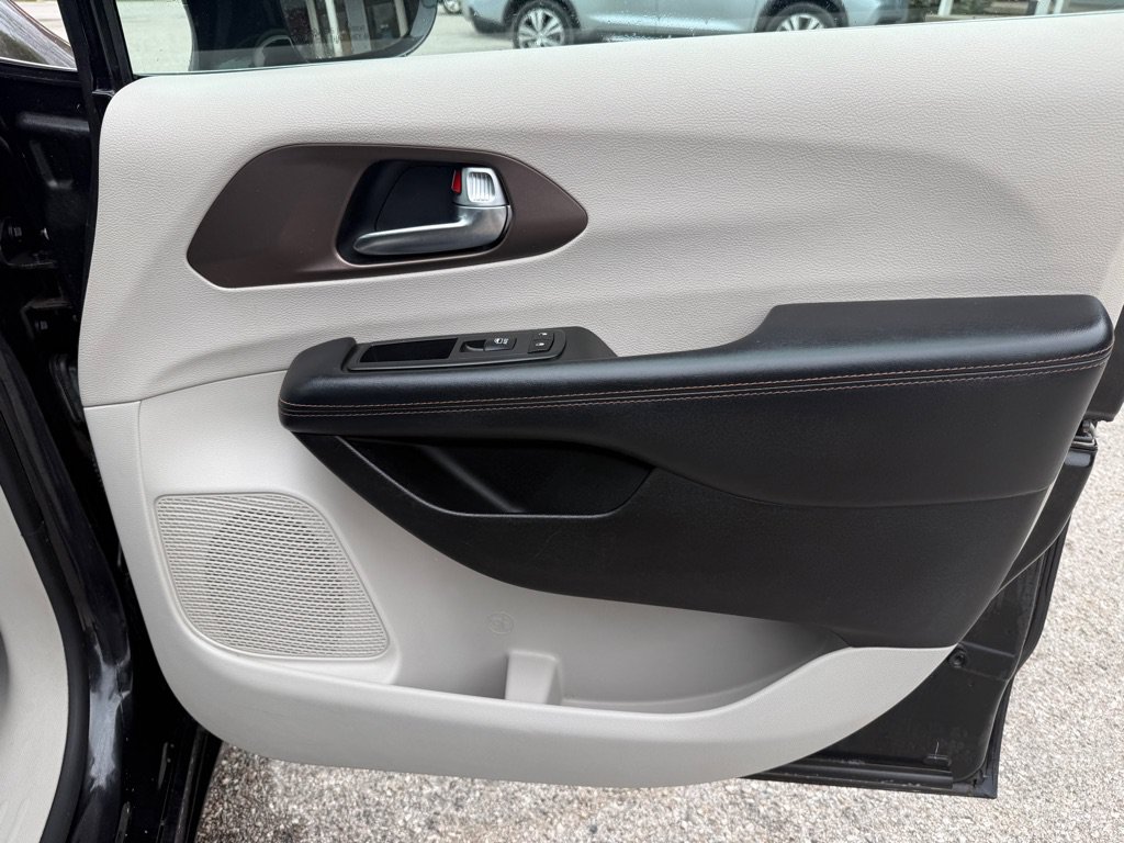 Used 2019 Chrysler Pacifica Touring-L FWD image 10