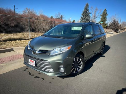 Used 2019 Toyota Sienna XLE w/ XLE Navigation Package image 1