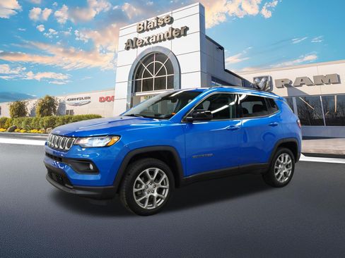 Used 2022 Jeep Compass Latitude w/ Sun and Sound Group AWD/4WD image 10
