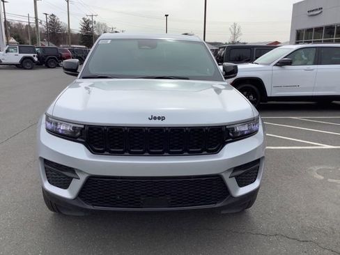 New 2025 Jeep Grand Cherokee Laredo image 3