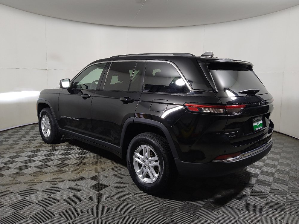 Used 2023 Jeep Grand Cherokee Laredo AWD/4WD image 3