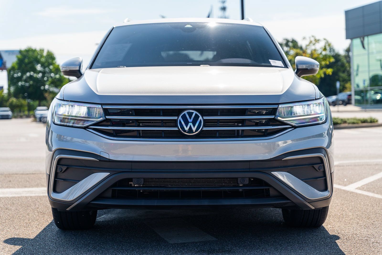 Used 2023 Volkswagen Tiguan SE w/ Panoramic Sunroof Package FWD image 2