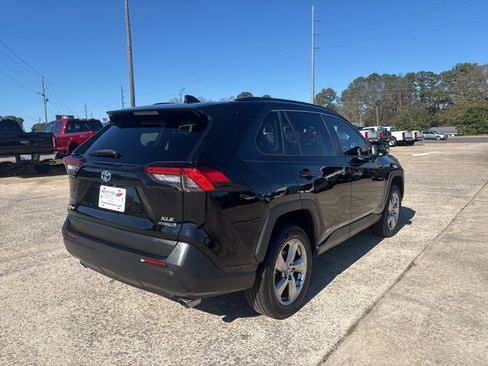 Used 2021 Toyota RAV4 XLE Premium image 8