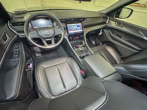 New 2025 Jeep Grand Cherokee Limited image 9