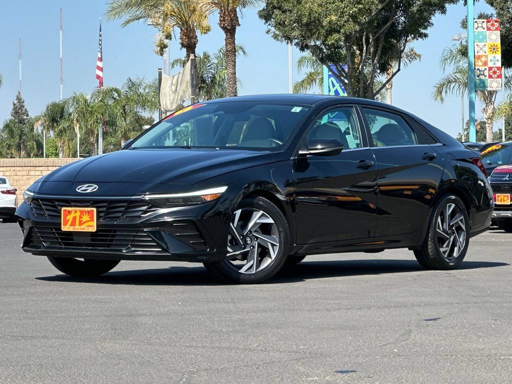 Used 2025 Hyundai Elantra Limited FWD image 1