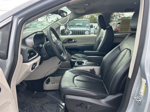 Certified 2023 Chrysler Pacifica Touring-L image 9