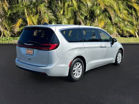 Used 2023 Chrysler Pacifica Touring-L FWD image 5