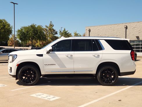Used 2022 GMC Yukon SLT w/ SLT Premium Package RWD image 3