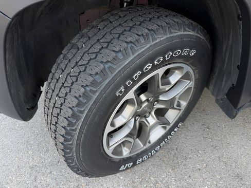 Used 2021 Jeep Cherokee Trailhawk AWD/4WD image 38