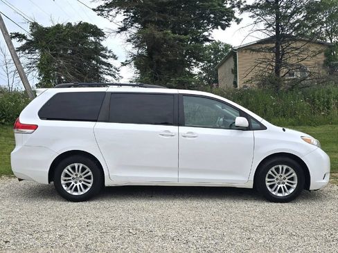 Used 2012 Toyota Sienna XLE w/ Entertainment Pkg FWD image 8
