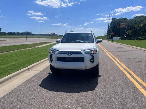 Used 2023 Toyota 4Runner SR5 AWD/4WD image 9