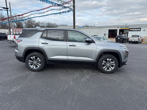 Used 2026 Chevrolet Equinox LT w/ Convenience Package II image 2