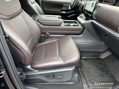 Used 2025 Ford Expedition Platinum w/ Platinum Ultimate Package AWD/4WD image 13