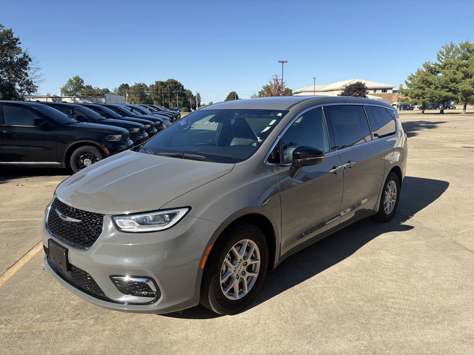 Used 2025 Chrysler Pacifica Select FWD image 4