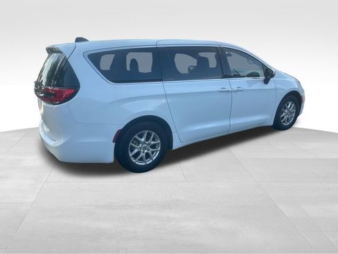 Used 2023 Chrysler Pacifica Touring-L FWD image 23