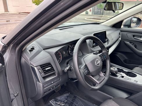 Used 2025 Nissan Rogue SV FWD image 37
