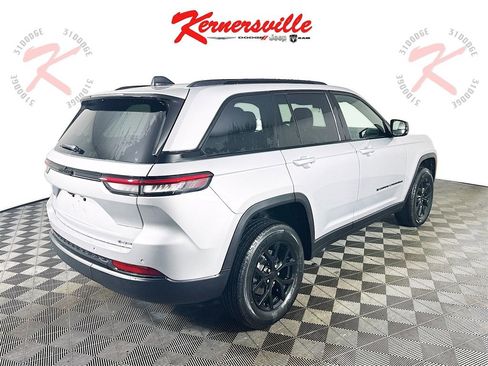 New 2025 Jeep Grand Cherokee Altitude image 7